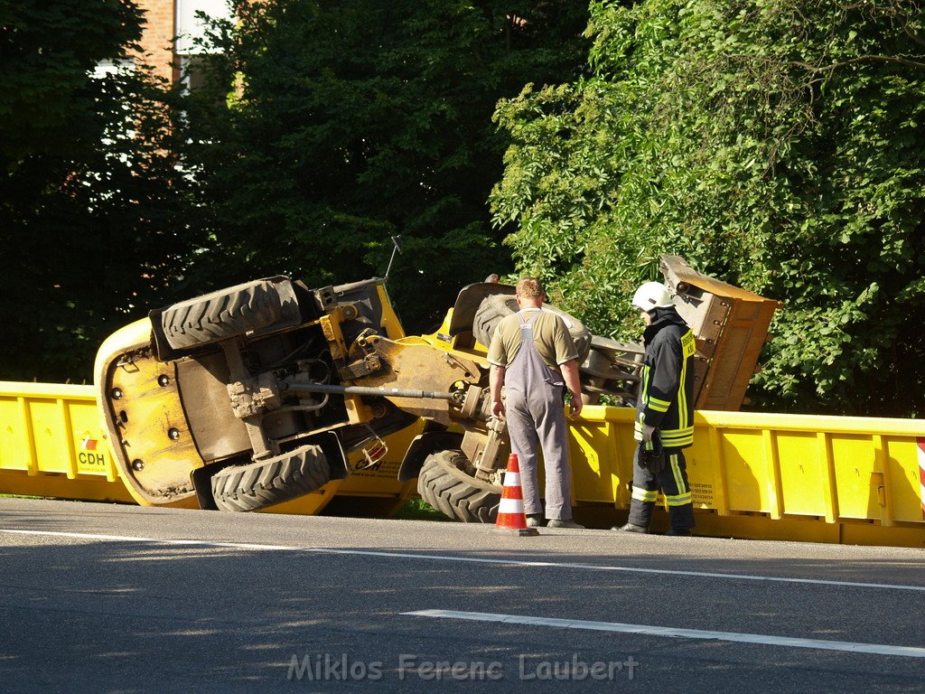 Kleinbagger umgestuerzt Koeln Porz Gremberghoven  P007.JPG